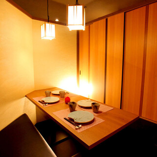 We provide completely private rooms with doors for small groups to groups.