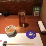 てづくし料理茶房 よし坊 - ウーロン茶２８０円、お通し２００円。食事だけ、と断って入店しましたが、お通しが出されて。。しかもあんまり美味しくない。。。初印象は悪かったです（笑）