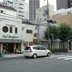 ダルブリガンテ - 通りの向かいから