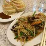 つけ麺　みなみ - レバニラと餃子