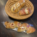 Boulangerie Galopain - ラムレーズン280円、エピ180円、プラムベーコン180円