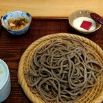 手打ち蕎麦屋 中山邸 晨翁蕎麦 - このヨーグルトが凄い粘り。そして、漬物が意外と辛さがあります。