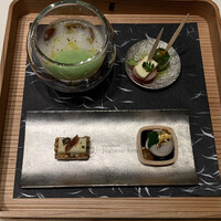 ナベノ-イズム - 懐石の先付らしい一皿目。「ウチはこういう料理です」とご挨拶いただくような。特に、ヴルーテは蕪らしさと出汁の調和が見事。うずら卵のムーレットも、この一口にどれほどの味わいが溶け込んでいるか。美味ー。