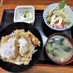 京王ラーメン - カツ丼（味噌汁、奴、サラダ付）￥700
