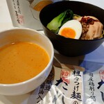 茅乃舎 - 中華麺・鶏ハム・食べるラー油・挽肉炒め・青梗菜・味玉乗せ
を、このつけダレでいただきました♪

鶏を燻した鶏削り節のタレは、上品な旨味と辛味の坦々つけだれです♪ちゃんとこってりなのに、くどく無い！