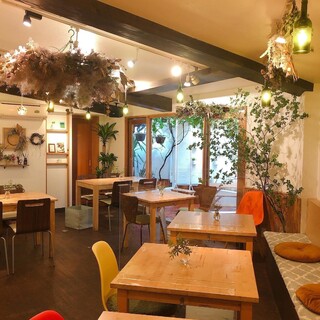 木のぬくもりとドライフラワーに囲まれた落ち着く店内