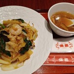 横浜中華街 保昌 - 五目焼きそば＆スープ