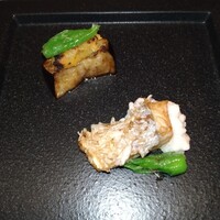 花蝶 銀座本店 - 魚　左上:米茄子　前:鱗焼き