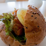 ベーカリー・カフェポワ、ポワハンバーグと卵のパン　by　「あなたのかわりに・・・・」