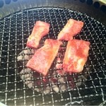 炭火焼肉モランボン - ②カルビをのせる