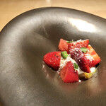 テアトロ ディ マッサ - 苺とめちゃ甘トマトとブッラータチーズ。