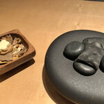 テアトロ ディ マッサ - アンチョビバターのせじゃがいものクッキーと、竹炭を練り込んだクリスプの中身トマトクリーム。トマトクリームすごくうまし。