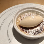 テアトロ ディ マッサ - カタラーナと酒粕のアイス。カタラーナがアマレットの風味で素晴らしく美味しかった。実はカタラーナ苦手だったけど、これは普通じゃないカタラーナで美味しかった！