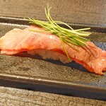 鉄板焼きgrow - 厳選黒毛和牛の炙り寿司(イチボ)