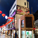 すしざんまい - 店舗外観、交番の後ろ