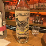 クイシェ メスカレリア - これは鶏肉が蒸留器の中にぶら下がってるやつ。ラベルにもあるように、バナナやりんごの香りも見つけられる。