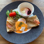 Hishino Onsen Yakushikan - 培根和鸡蛋的经典荞麦薄饼，沙拉，酸奶＠菱野温泉药师馆（2020年11月某日）