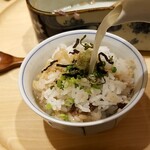 焼肉 番手十番 - ＜三膳目＞薬味と海苔をのせ、宮崎牛テールスープをかけてお茶漬けでお召し上がりください。