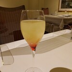アシエット - グレープフルーツ、シャンパン、グレナデンシロップのカクテル