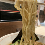 麺屋でん - 極太ちぢれ麺をリフト⤴️