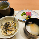 料亭二十三夜 - 御飯 鯛めし    留椀 蟹つみれ松山味噌仕立   香の物