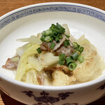 老四川 飄香小院 - 干し肉と白菜と春雨の炒め物
            これがまたいい味してるんです！
            干し肉の旨味と塩気を春雨が吸い、白菜の甘みとの調和の取れた味わいが繊細なのです♪