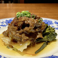 老四川 飄香小院 - 短角和牛のスパイシー米粉蒸し
                    四川スパイスが刺激的、キャベツとかぼちゃの甘みが引き立つピリピリさ、この料理も辛くはなくちょっと痺れる感覚なのですね！
                    美味しい、ご飯を片手にかき込みたくなりました♪