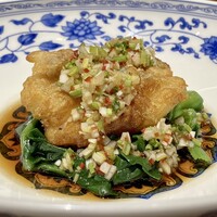 老四川 飄香小院 - 鯛のフリット青山椒香る香味ソース
                    青山椒の柑橘の様な爽やかさと辛味が舌先をピリリと刺激してきます。
                    鯛のフリットがサクサクと耳障り良く食感も軽く、縮みほうれん草にソースが絡みフリットにとても合います。