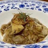 老四川 飄香小院 - トリュフ入りフカヒレあんかけごはん
                      トリュフの香りが餡掛けに溶け込んでいるのですが、口にすると更に芳香が拡がります。
                      鱶鰭の食感を楽しみながらパクパクと、エリンギの鮑の様な食感が素敵なのです。