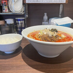 麺屋 比呂 - サービスの小ライスと担々麵850円を横から