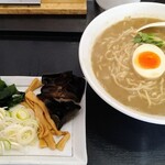 まるご食堂 - 生コン系とかセメント系の濃厚な煮干しラーメン。