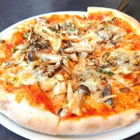 タンテ グラッツィェ - 【ランチ】ピッツア サルシッチャ コン フンギ(910円)。食べきれなかった1Pもお店の方からお声掛けがあり持ち帰りにしてくださった