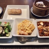 ホテルオークラレストラン名古屋 中国料理 桃花林 - ■春巻き、焼売
                    ■メイン料理…B
                    　⑴イカと百合根の炒め 雪菜風味
                    　⑵海老と玉子の炒め
                    　⑶四川風麻婆豆腐