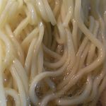 ラーメン専門 くぼ田 - やや細めのストレートな麺です。