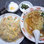 美山飯店 - ①炒飯+半ラーメンセット700円
ラーメン+半炒飯はよくある気がするけど…
炒飯に半ラーメン付ってよくあるもんかな？珍しい気がするのは私だけ…？？あまり頼まないから知らないだけかな？？