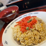Koushuuya - たくさんの紅生姜、グリンピースの色合いも良い。チャーハンスープはキリッと醤油の効いた中華スープです。