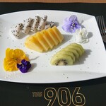 Restaurant 906 - デザートのフルーツ