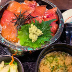 産直鮮魚と日本酒 Uo魚 - 海鮮漬け丼(ご飯大盛･わさび多め) 880円