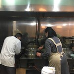 チュー - 小さな店   店内はL字カウンターのみ。
            
            正直 店子として入ってる母屋はかなり古そうだし、
            ボロっちぃけど、厨房のステンレススチールはピッカピカ。
            
            夫婦で努めて綺麗にしてらっしゃる。
            
            