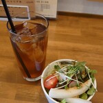 PyonKichi - ランチセットのサラダと黒ウーロン茶