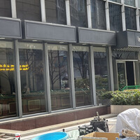 TexturA - 開放感のある大きな窓のお店はペニンシュラの対面にあります。