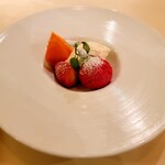 167341252 - ベリーのソルベ、クレームダンジュ、苺、みはや(柑橘)