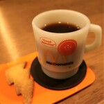 バーガー喫茶 チルトコ - コーヒー（450円税込）。ギザギザクッキーは雷門にちなんだ「雷」の形だそうです。
