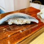 立喰鮨 銀座おのでら - 小肌