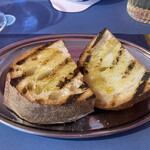 トラットリア プルチネッラ - 自家製の酵母パン