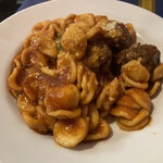 トラットリア プルチネッラ - ナポリ風ミートボール　ポルペッティーニのトマトソース煮のオレキエッテ