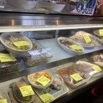 トラットリア プルチネッラ - ずらりと並んだお惣菜たち　テイクアウトもOK