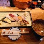 Sushi Maru - 令和4年1月 ランチタイム
                        にぎり定食
                        にぎり10貫＋ミニうどん＋フルーツ 1000円