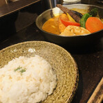 Rojiura Curry SAMURAI. - チキン1/2と豚角煮と野菜10品目(ふりっぱー限定)、＋ココナッツカレー