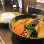 Rojiura Curry SAMURAI. - チキン1/2と豚角煮と野菜10品目(ふりっぱー限定)、＋ココナッツカレー